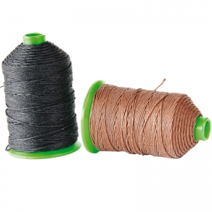 Cette bobine de 50 g soit 110 m de fil est disponible en marron...